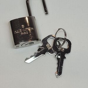 NWOT Authentic Louis Vuitton Silver Lock & 2 Keys Set #315 Comes with COA